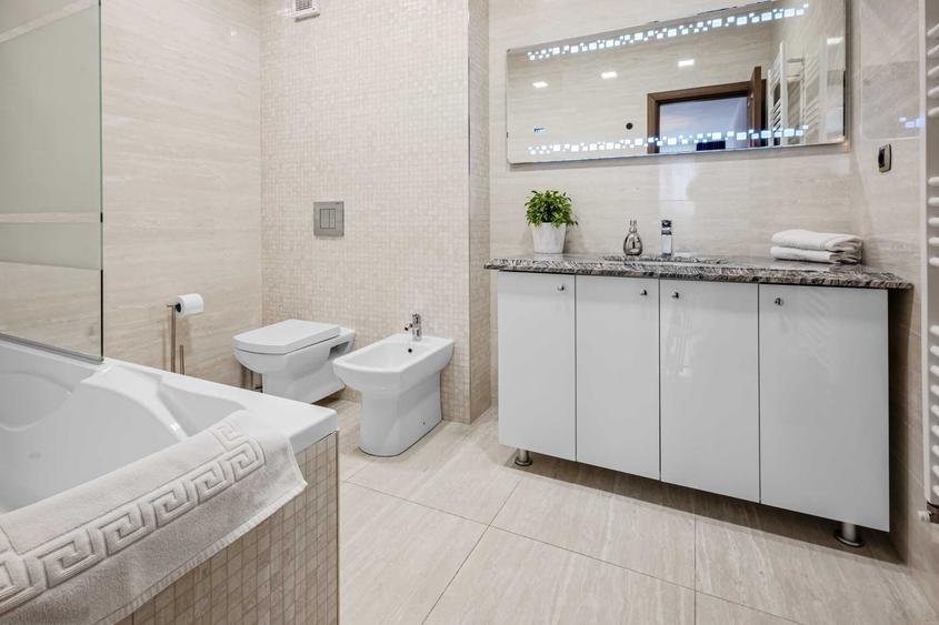 Apartament cu 4 camere decomandat în Central