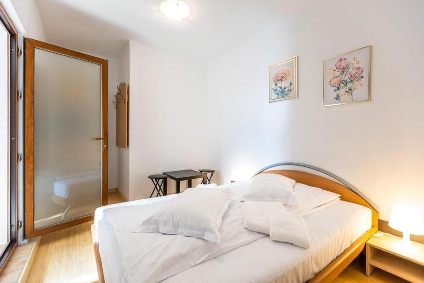 Duplex cu 10 camere cu Teren 250 Mp în Zamora