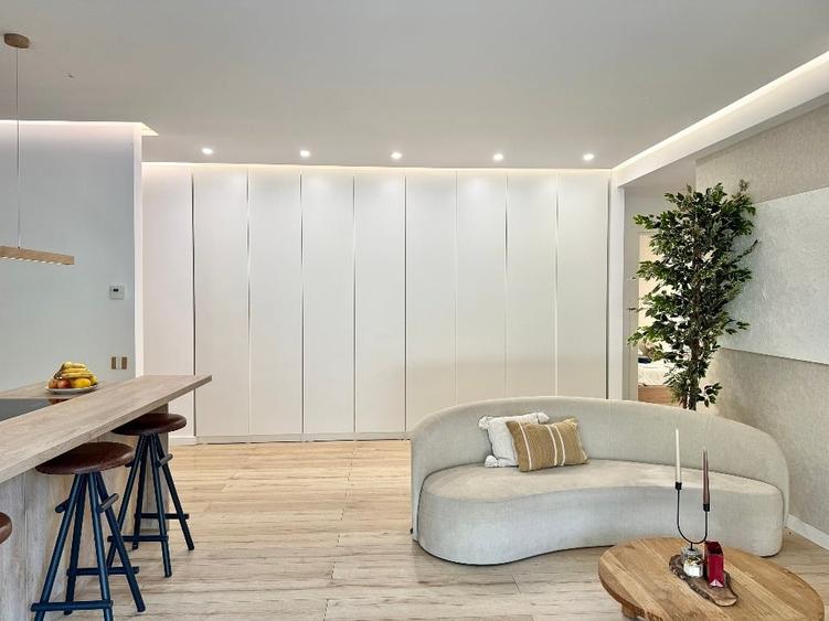 Apartament cu 3 camere, mobilat în Central