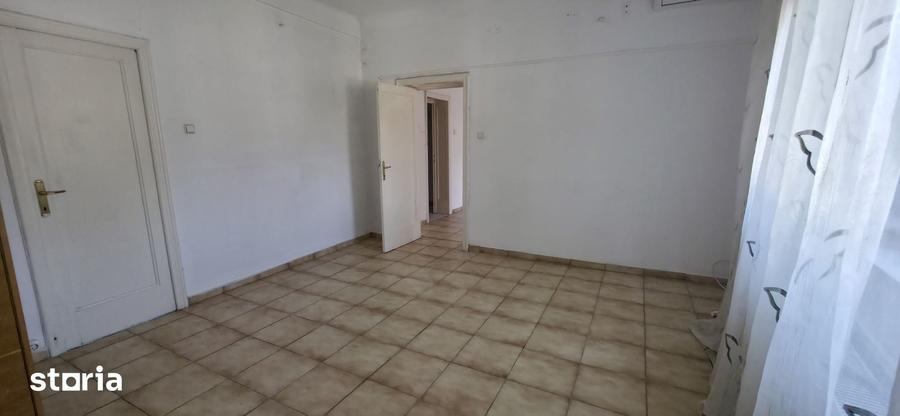Apartament cu 3 camere nedecomandat în Centrul Civic
