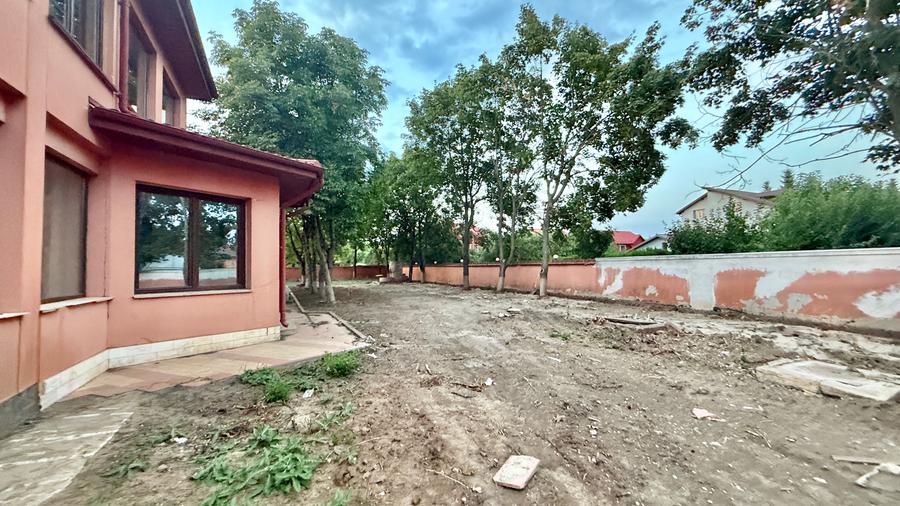 Casă individuală cu 10 camere cu Teren 2500 Mp în Pipera