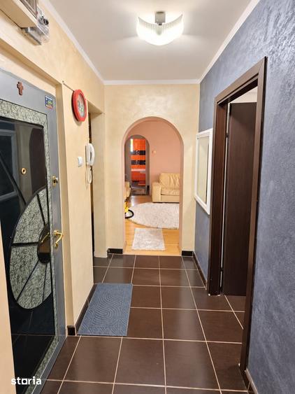 Apartament cu 3 camere în Podu Roș