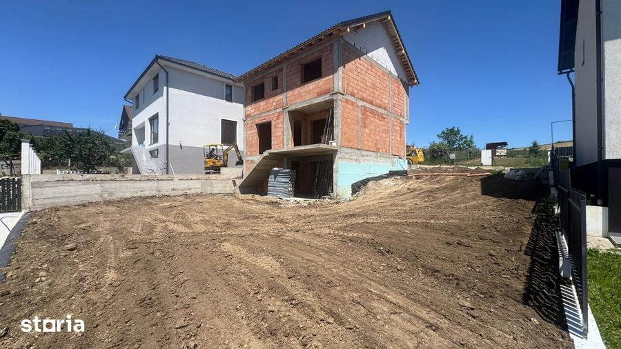 Casă cu 4 camere cu Teren 400 Mp în Șura Mare