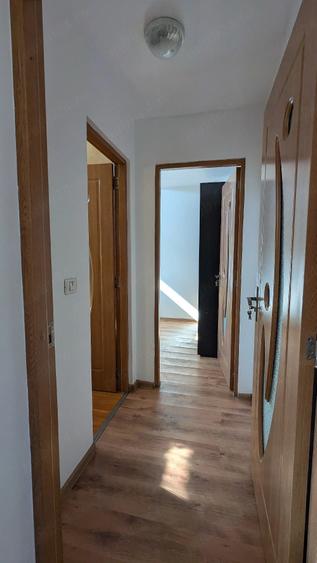Apartament cu 3 camere semidecomandat în Girocului