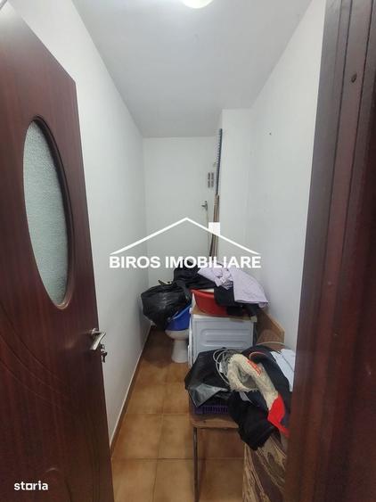 Apartament cu 3 camere decomandat în Rovine