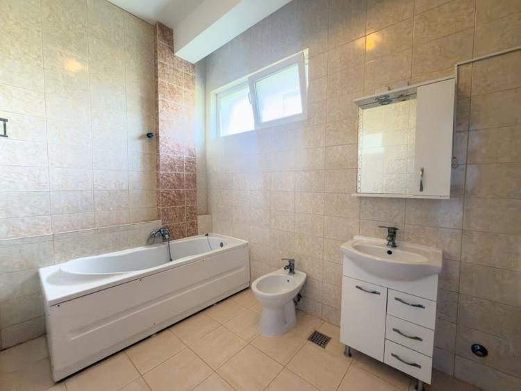 Casă individuală cu 10 camere cu Canalizare în Mamaia-Sat