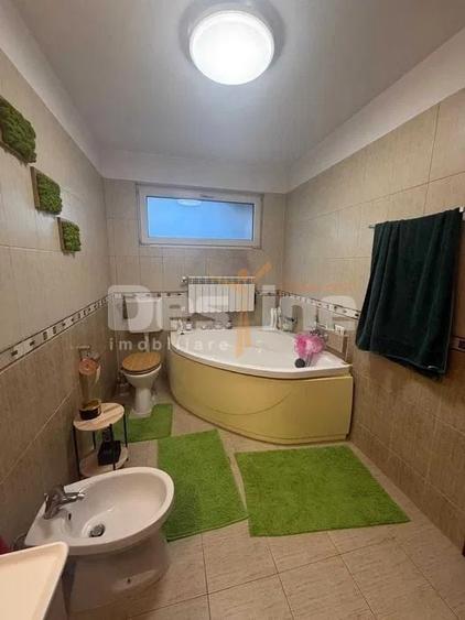 Apartament cu 4 camere decomandat, mobilat în Uverturii