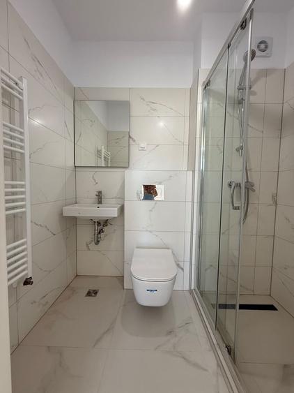 Apartament cu 3 camere decomandat în Tractorul