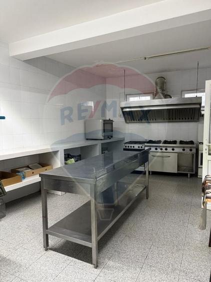 Casă cu 8 camere cu Teren 462 Mp în Central