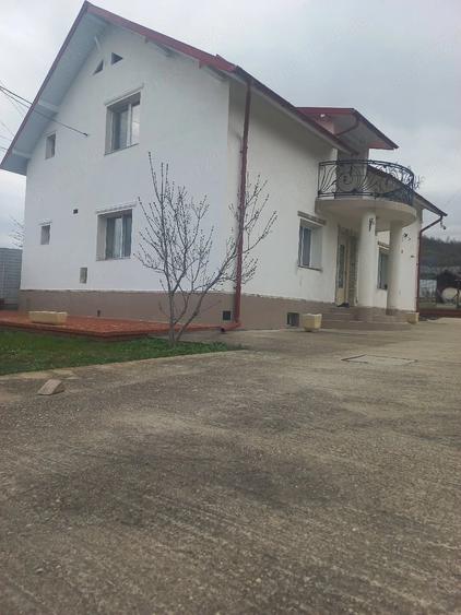 Casă cu Teren 1300 Mp în Leordeni