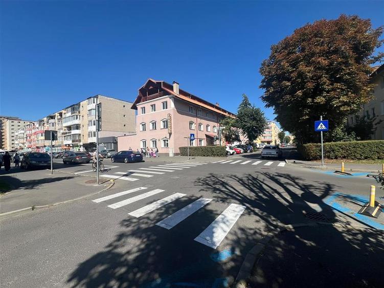 Apartament cu 2 camere semidecomandat, mobilat în Tractorul