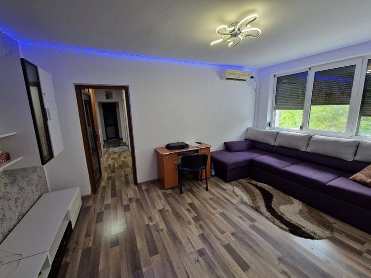 Apartament cu 4 camere semidecomandat în Central