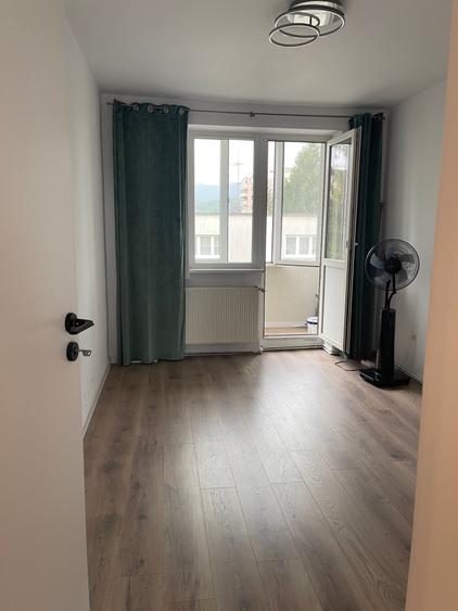 Apartament cu 4 camere semidecomandat în Astra