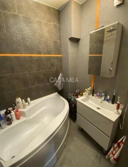 Apartament cu 3 camere semidecomandat în P-ța Unirii