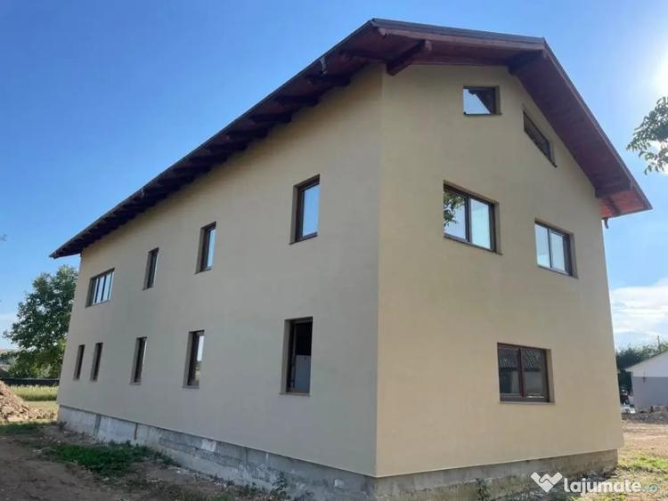 Casă cu 7 camere cu Teren 10000 Mp în Central