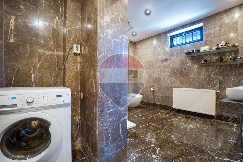 Casă individuală cu 8 camere cu Teren 164 Mp în Brașovul Vechi