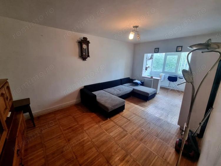 Apartament cu 4 camere decomandat în Est