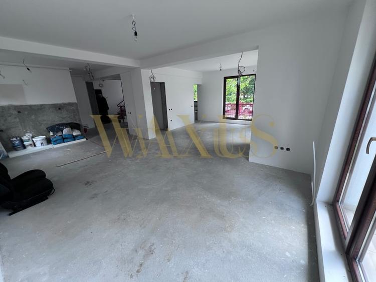 Casă individuală cu 10 camere cu Canalizare în Zorilor