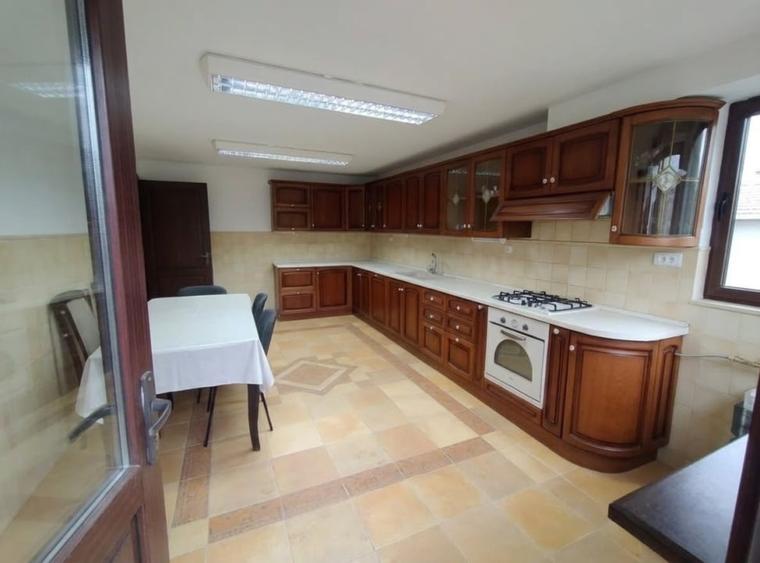 Casă individuală cu 5 camere cu Canalizare în Vălenii de Munte