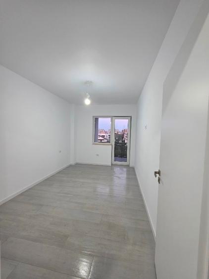 Apartament cu 3 camere, mobilat în Tractorul