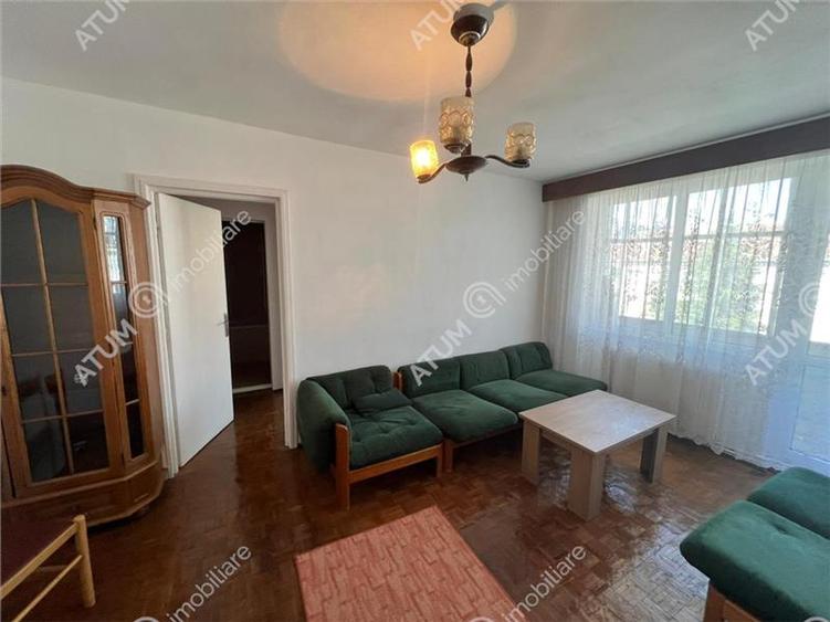 Apartament cu 3 camere semidecomandat, mobilat în Central