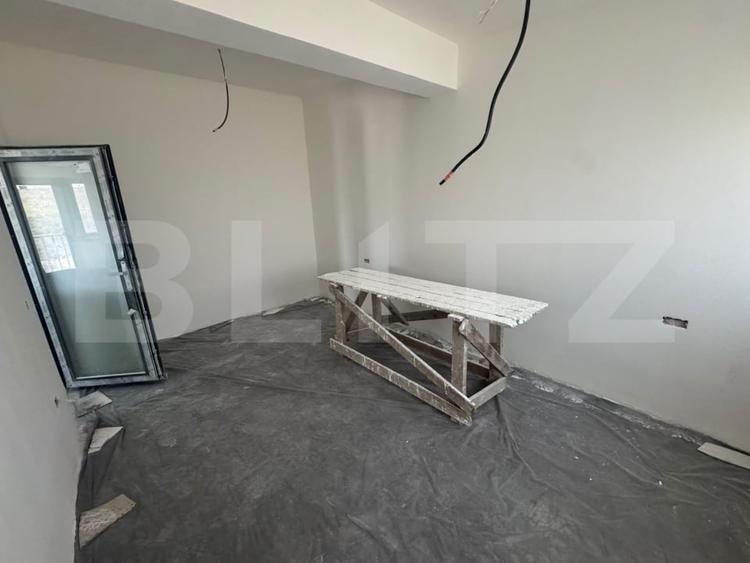 Apartament cu 3 camere semidecomandat în Rediu