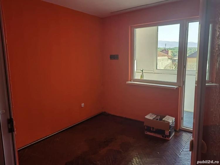 Apartament cu 3 camere în Petrila