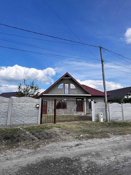 Casă cu 4 camere cu Teren 500 Mp în Braniștea