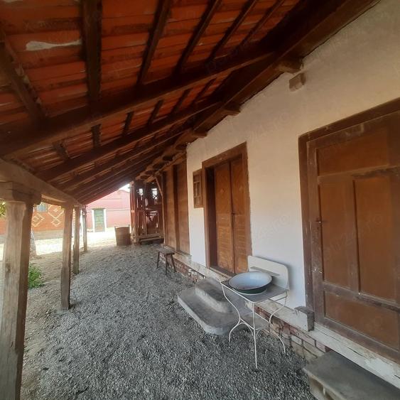 Casă cu 3 camere cu Teren 1300 Mp în Central
