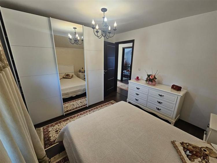 Casă cu 5 camere cu Garaj în Lețcani
