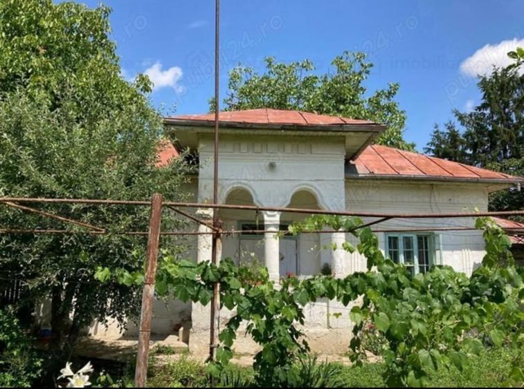 Casă cu 2 camere cu Teren 1200 Mp în Leu