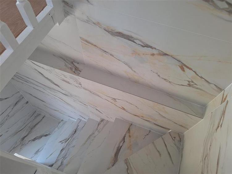 Casă individuală cu 6 camere cu Canalizare în Central