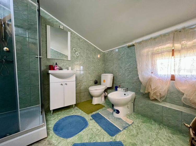 Casă cu 5 camere cu Teren 450 Mp în Valea Adâncă