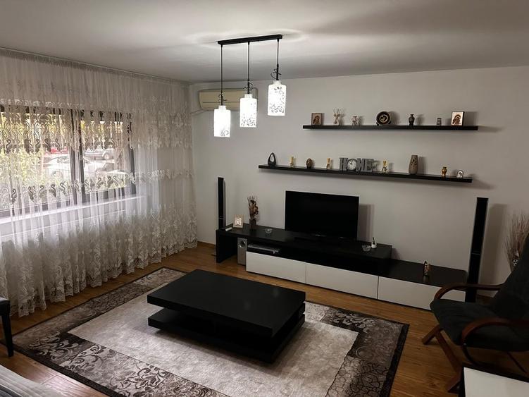 Apartament cu 3 camere decomandat în Exterior Vest
