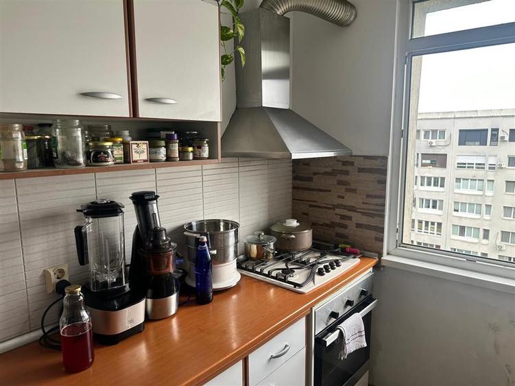 Apartament cu 3 camere semidecomandat, mobilat în Dristor