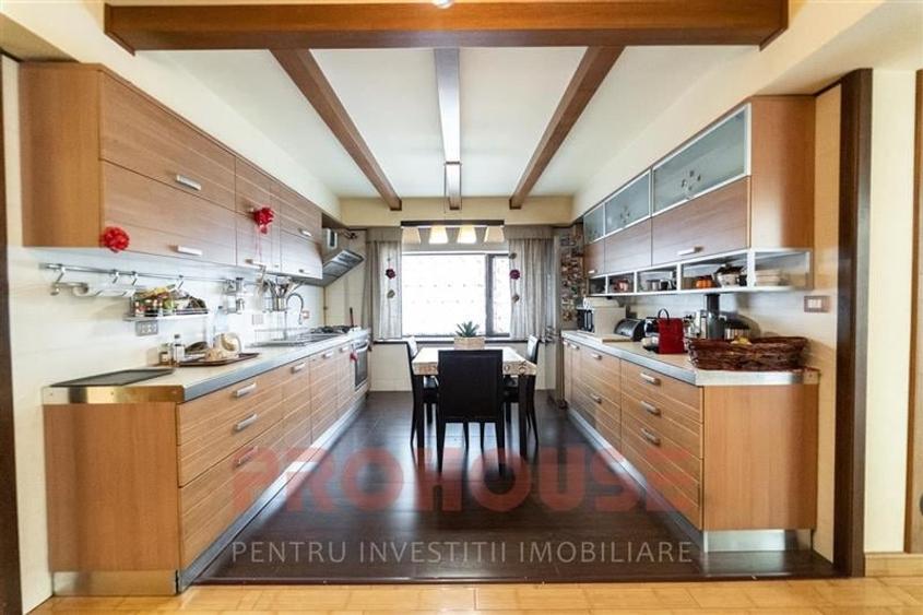 Casă individuală cu 10 camere cu Teren 550 Mp în Ultracentral