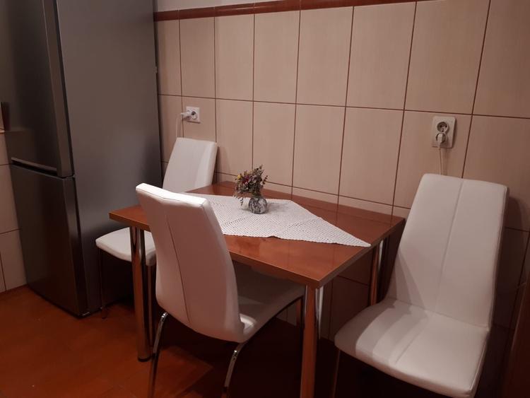 Apartament cu 3 camere semidecomandat în Petru Rareș
