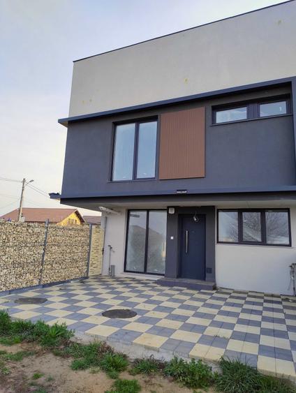 Casă cu 4 camere în Brănești