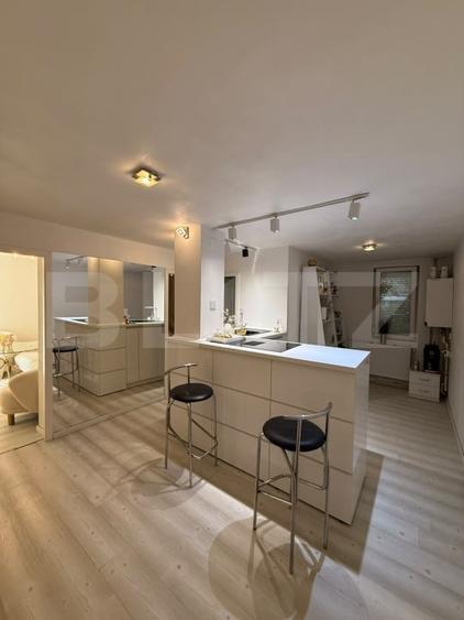 Apartament cu 3 camere decomandat, mobilat în Central