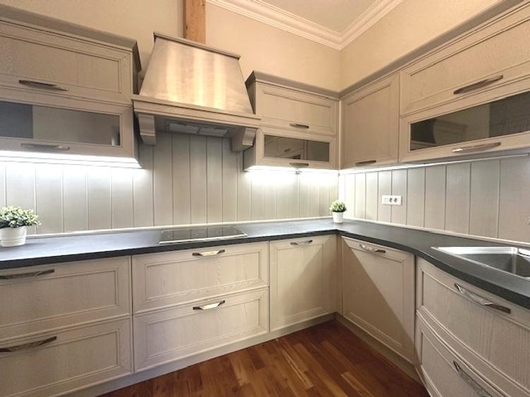 Apartament cu 5 camere semidecomandat, mobilat în Capitale