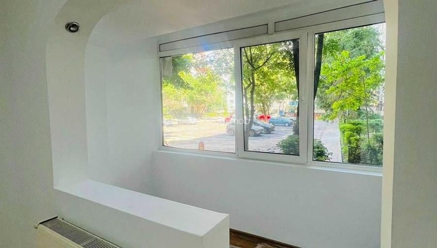 Apartament 4 camere,renovat, spatios ,vis. a vis de parc