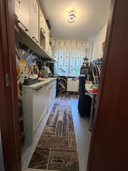 Apartament cu 3 camere semidecomandat, mobilat în Dristor