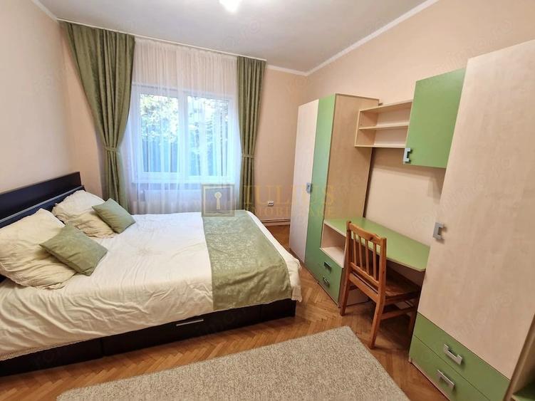 Apartament cu 4 camere decomandat în Neptun