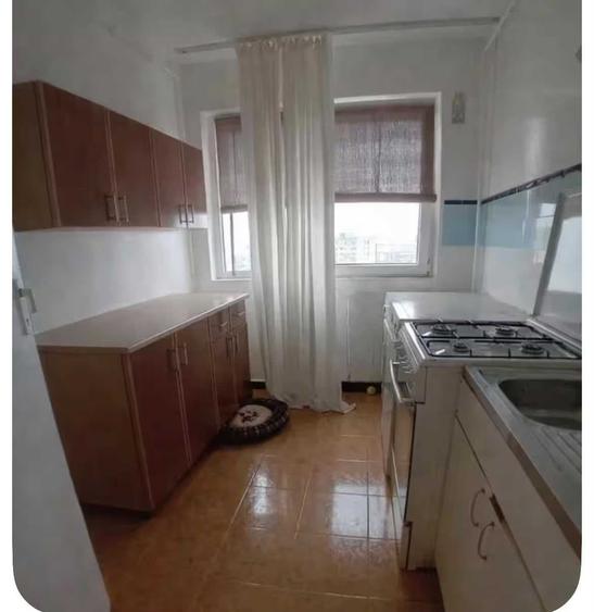 Apartament cu 3 camere semidecomandat în Dristor