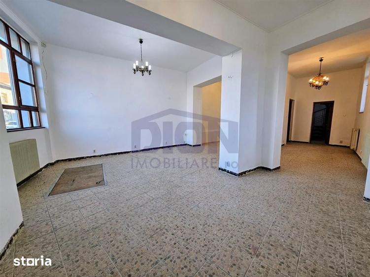 Casă cu 6 camere cu Teren 138 Mp în Centrul Civic