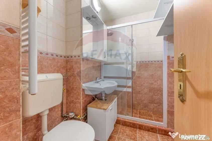 Apartament cu 4 camere decomandat în Intim