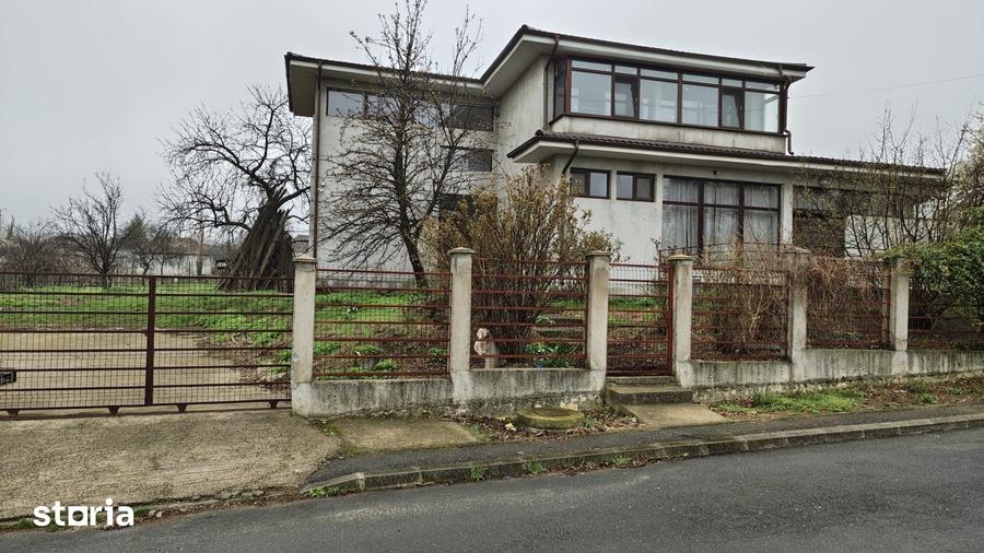 Casă cu Teren 1856 Mp în Central