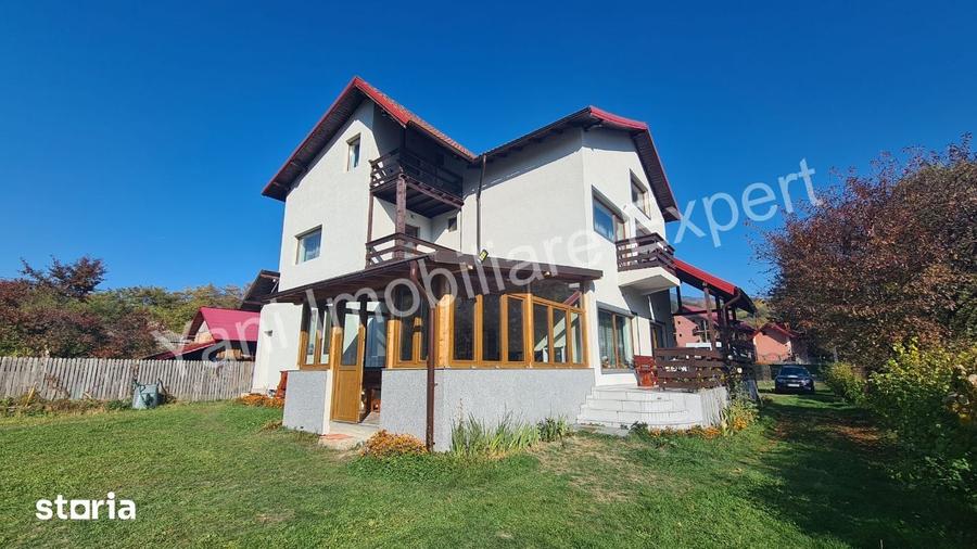Casă cu 7 camere cu Teren 1500 Mp în Arefu