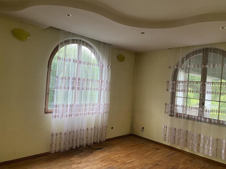 Casă individuală cu 5 camere cu Teren 1381 Mp în Costești