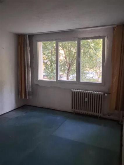 Apartament cu 3 camere semidecomandat în Giurgiului